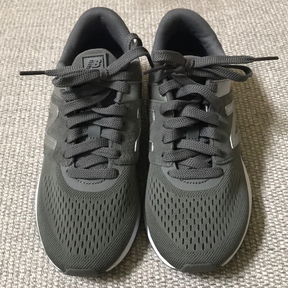 New Balance tennis shoes